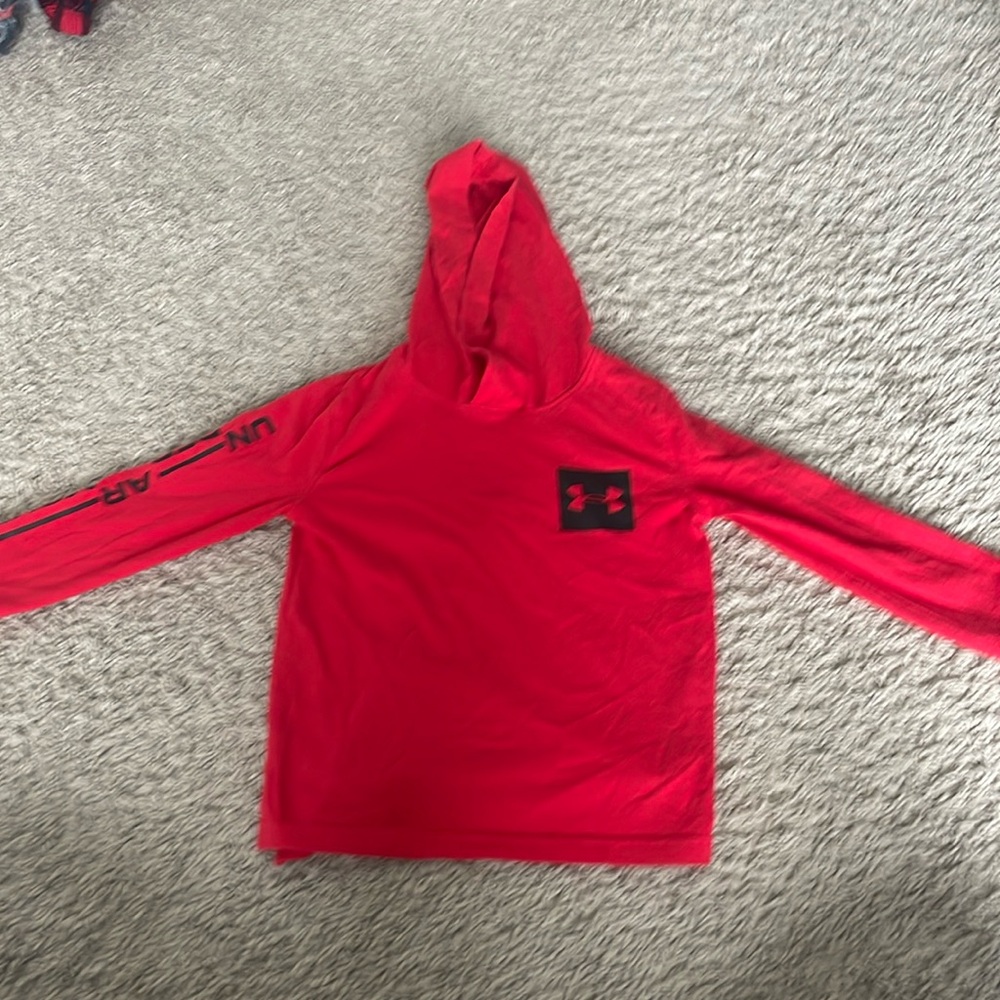 Long sleeve boys hooded underarmour shirt. Great condition